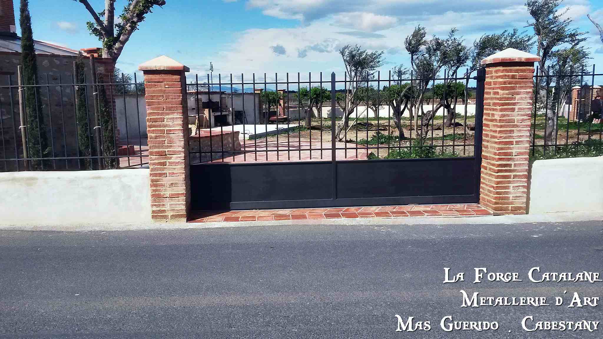 Portail soubassement tole barreaudage droit Mas Becha Nyls forge catalane.jpg